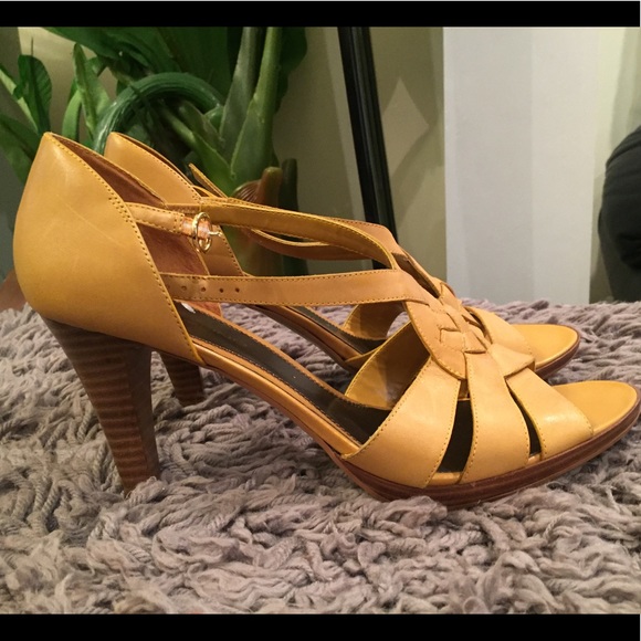 Bandlino apricot faux leather strap high heels. - Picture 3 of 5